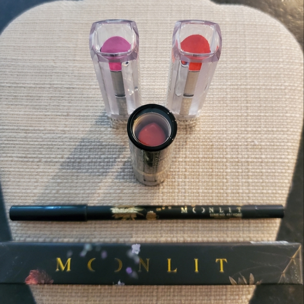 Cosmetic bundle: Lips (lipsticks and liner, Pink/purple/coral